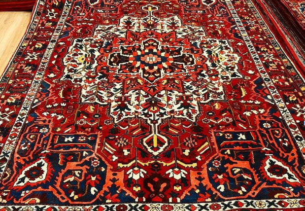 آیا خشکشویی فرش در خانه بهتر است یا در قالیشویی ؟